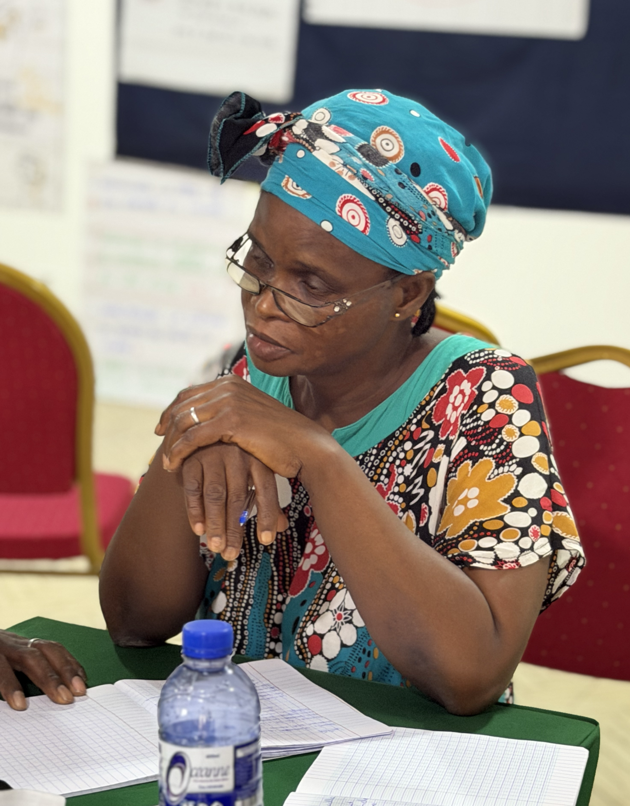 Participante en réflexion lors d'un atelier ToP — ICA Côte d'Ivoire